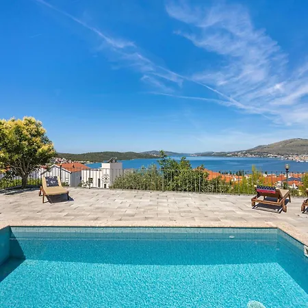 Apartment Meerblick-apartment Mit Pool Ciovo Breeze By Interhome