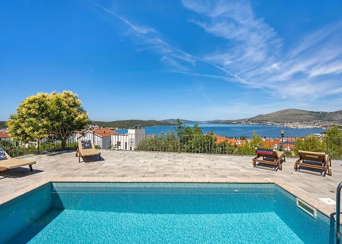 Apartment Meerblick-apartment Mit Pool Ciovo Breeze By Interhome