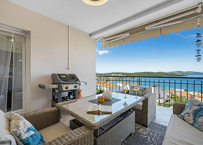 Apartment Meerblick-apartment Mit Pool Ciovo Breeze By Interhome