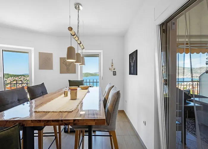 Apartment Meerblick-apartment Mit Pool Ciovo Breeze By Interhome